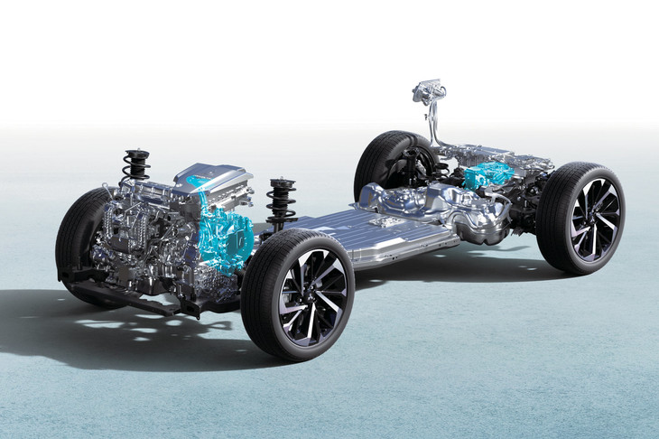 電動パワートレインについては、前にエンジンと2つのモーター（前輪用モーターとジェネレーター）を、後ろに後輪用モーターを搭載するという基本構造はそのままに、各構成要素を刷新もしくは大幅改良。動力性能、環境性能ともに大きく向上している。