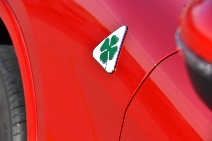 「クアドリフォリオ（Quadrifoglio）」とは「四つ葉のクローバー」のこと。アルファ・ロメオの“レース魂”を象徴するマークとして、レーシングカーやハイパフォーマンスモデルに与えられてきた。「ステルヴィオ クアドリフォリオ」ではフロントフェンダー部にそのエンブレムが添えられる。