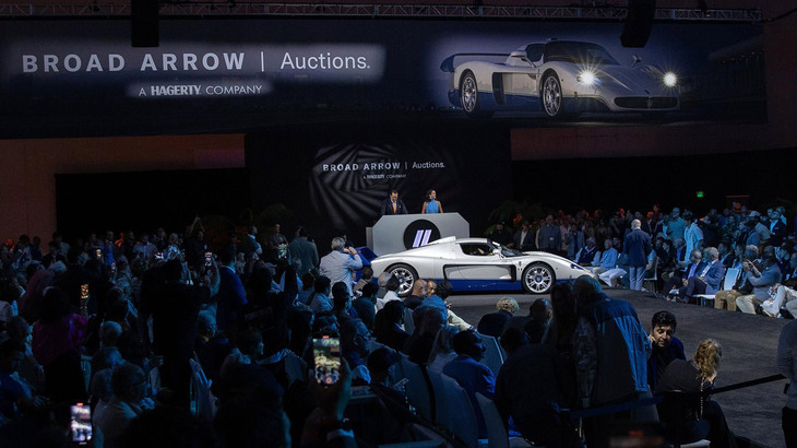 2025年8月、米・ペブルビーチでオークションに出品された「マセラティMC12ストラダーレ」。モダン・マセラティで最高価格となったばかりか、同一モデルにおける以前の落札記録を37%も上回った。