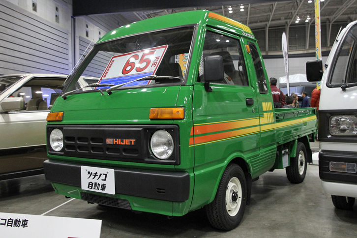 「ダイハツ・ハイゼット・ジャンボ」。6代目ハイゼットのトップグレードとして1983年に加えられた、ハイルーフとロングキャビンを備えた最初のジャンボ。グリーンのボディーカラーはノンオリジナルだが、オレンジ～イエローのグラデーションのストライプは純正を複製したもの。ツチノコ自動車の出展。
