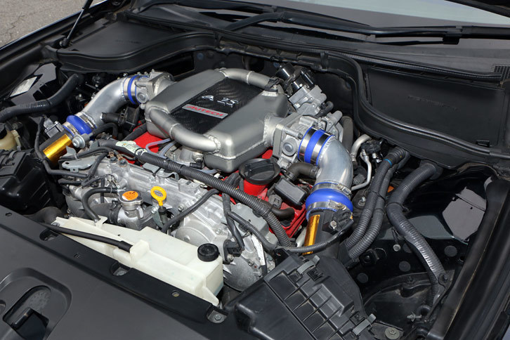 マル秘チューンが施された「オーテックA25」のエンジン。スペックは非公表だが、赤いヘッドカバーなどがタダモノではない雰囲気を放つ。トランスミッションには、「Z34」の6段MTが流用された。