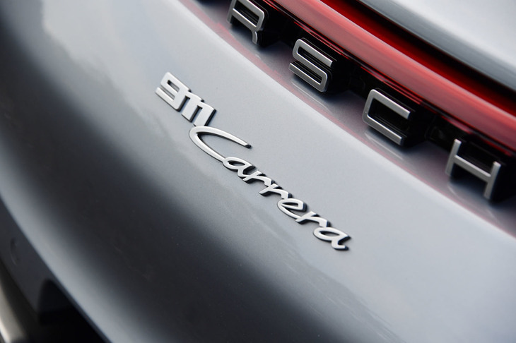 【ポルシェ911カレラのスペック】
	ボディーサイズ：全長×全幅×全高＝4519×1852×1300mm／ホイールベース：2450mm／車重：1515kg（DIN）／駆動方式：RR／エンジン：3リッター水平対向6 DOHC 24バルブ ターボ／トランスミッション：8段AT／最高出力：385PS（283kW）/6500rpm／最大トルク：450N・m（45.9kgf・m）/1950-5000rpm／タイヤ：（前）245/35ZR20 95Y／（後）305/30ZR21 104Y（グッドイヤー・イーグルF1アシンメトリック3）／燃費：9.0リッター/100km（約11.1km/リッター、欧州複合サイクル）／価格：1359万7222円
	
	【取材時の燃費データ】
	テスト距離：263.4km（市街地1：高速道路7：山岳路2）／使用燃料：41.2リッター（ハイオクガソリン）／参考燃費：6.4km/リッター（満タン法）／6.4km/リッター（車載燃費計計測値）