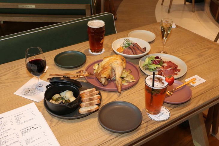 コンセプトカフェ「THE SPINDLE」では、「さつま赤鶏のロティサリーチキン」といった本格的な料理（写真）から、サンドイッチなどの軽食まで幅広いメニューを用意している。