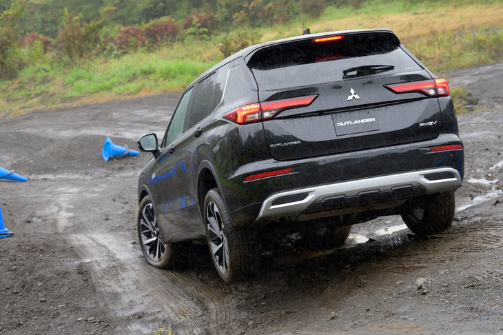 モーグルでは1輪、ないし対角線上の2輪が浮いた状態となるが、「アウトランダー」は高度な4WDシステムを駆使して、難なくクリア。サスペンションも、ストローク量は限られているものの、適切な姿勢コントロールと明瞭なインフォメーションで走行をアシストする。