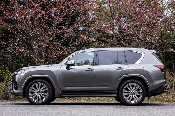 「AHC」で車高を最も下げた様子。乗降モードを起動させている場合は、乗降時に自動的に車高が下がり、走りだすと車高がアップする。