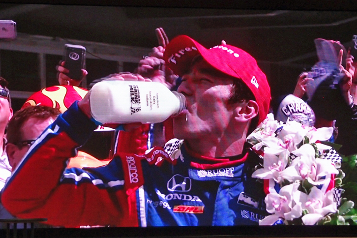 インディ500のハイライト映像から。優勝を決め、シャンパンの代わりにインディ500の伝統となっているミルクを飲む佐藤琢磨。