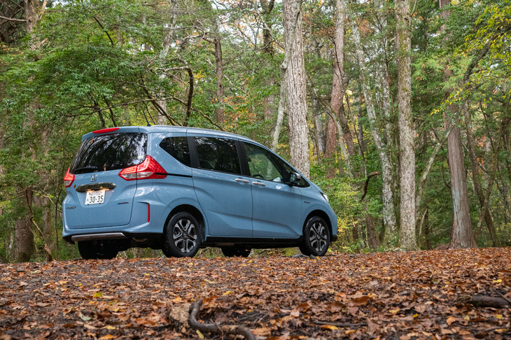 「クロスター」には新色の「シーグラスブルー・パール」（写真）と「プレミアムクリスタルオレンジ・メタリックII」を含む、全7色のボディーカラーが用意されている。