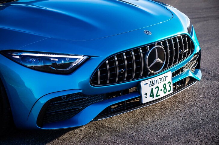 垂直ルーバーが特徴的なAMG専用の「パナメリカーナグリル」。こうした意匠により、スポーティーな要素が表現されている。