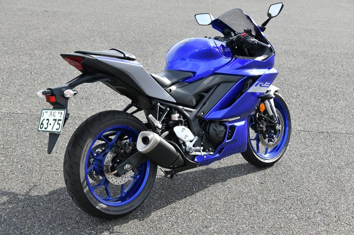 320ccのエンジンを搭載した「YZF-R3」。ヒールガードに穴あき加工がされていないのは、裏側にエンジンの振動を抑えるための補強が入っているためだ。