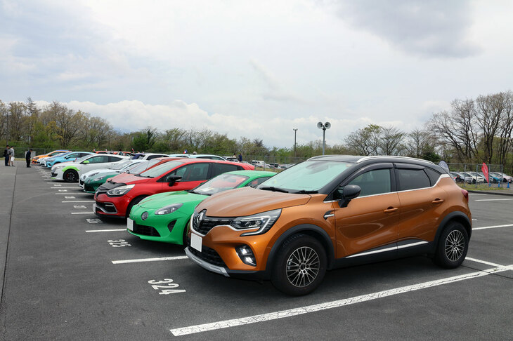 Cパドックで行われた「RENAULT・ALPINE DAY IN MFF」には、新旧さまざまなルノー車とアルピーヌ車が集結。愛車の実力をサーキットで堪能できる走行会に加え、参加者が仲良くレーシングコースを周回するパレードランも実施された。