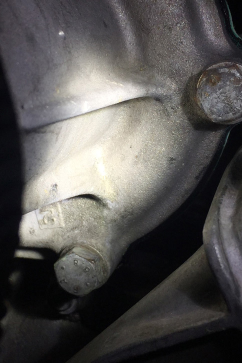 ウオーターポンプ本体の水漏れ箇所。シロートが見てもどこだかまったくわからない。