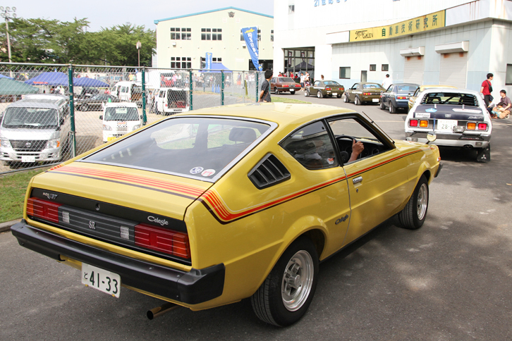 連なって退出する「ギャランFTO」「ギャランGTO」「ランサー セレステ」など1970年代生まれの三菱車。