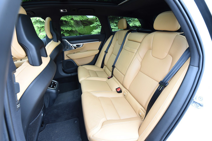 後席は60：40の分割可倒式。バックレストは電動可倒式で、「T5 AWDサマム」ではシートヒーターも標準装備となる。