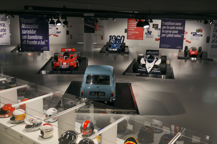 2000m2以上の展示スペースに、モノポストF1マシン22台と「モーリス・ミニ マイナー」1台が展示されている。