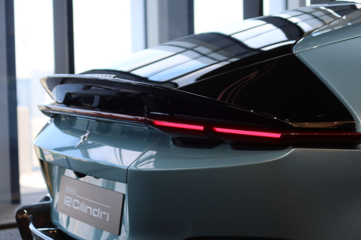 フェラーリ12チリンドリ（リアコンビランプ）