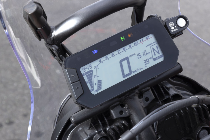 デジタルメーターには、ギアポジションインジケーターや燃費計を新採用。文字サイズを17mmから23mmに大型化し、視認性を高めている。