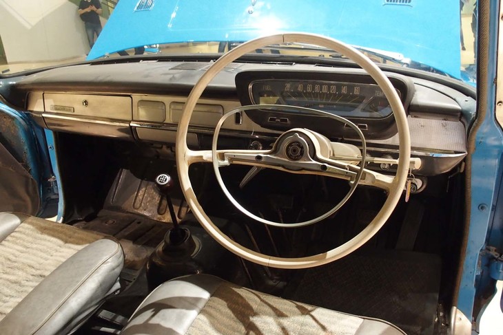 今見るとシンプルなインストゥルメントパネル。ステアリングホイールは、レース仕様とは異なっているという。