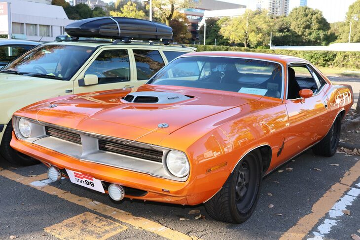 1970年代に活躍したマッスルカー「プリムス・バラクーダ」。バラクーダとしては3世代目のモデルで、ハイパフォーマンス仕様は「クーダ」と呼ばれた。撮影車両は6バレルキャブレターを備えた7.2リッターV8エンジン「440シックスパック」を搭載する。米TVドラマ『刑事ナッシュ・ブリッジス』にコンバーチブルが登場するが、あちらはヘッドランプが4灯となった1971年式のモデルだ。