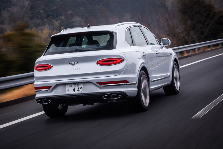 「ベンテイガ ハイブリッド」の0-100km/h加速は5.5秒、最高速は254km/hと発表されている。参考までに純エンジン車の「ベンテイガV8」は同4.5秒、同290km/hとなる。