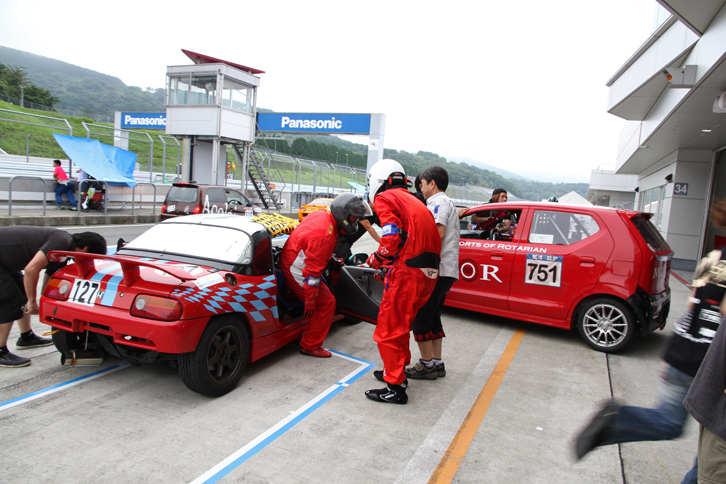 参加台数が台数だけに、ピットレーンには常に複数のマシンがいる感じだったが、幸い事故はまったく起きなかった。