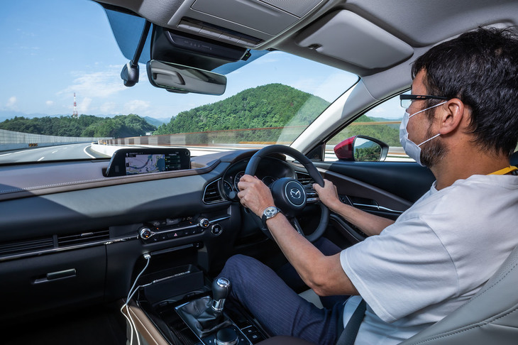 「CX-30」で高速道路を走行。車線変更でハンドルを切っても、ゆり戻しはすぐにピタリと収まる。風切り音やロードノイズは最小限に抑えられ、快適性の高い走りが味わえた。
