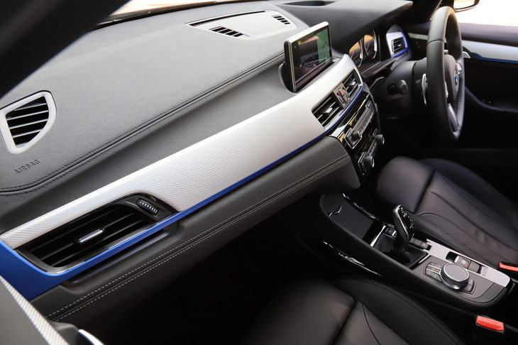 インストゥルメントパネルは、アルミニウムのパネルとマットブルーのアクセントでドレスアップされている。