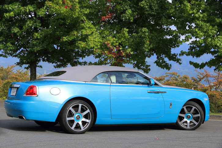 ソフトトップについてはクローズド時の機密性、遮音性はもちろん、骨格が浮き上がってフォルムを台無しにしないようデザインにも配慮。50km/h以下であれば走行中でも開閉が可能となっている。