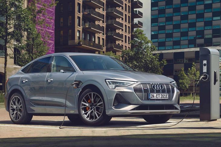 2020年9月に日本に導入された「アウディe-tronスポーツバック」。お値段は1327万円ナリ。