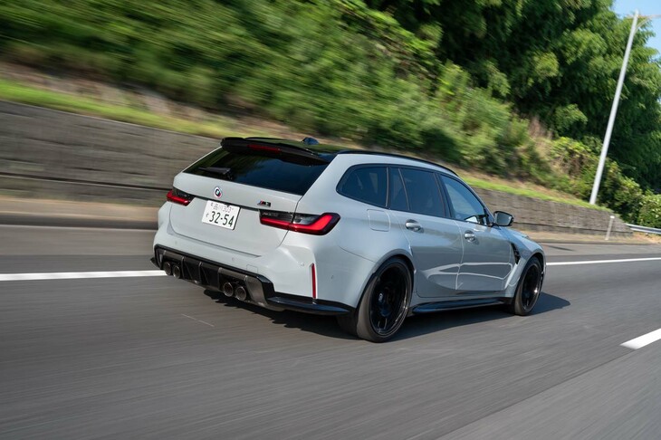 4WDシステムは通常モードのほか、トルク配分を後輪寄りにする「4WDスポーツ」と完全な後輪駆動になる「2WD」が選べる。2WDに設定するにはトラクションコントロールオフを求められる。