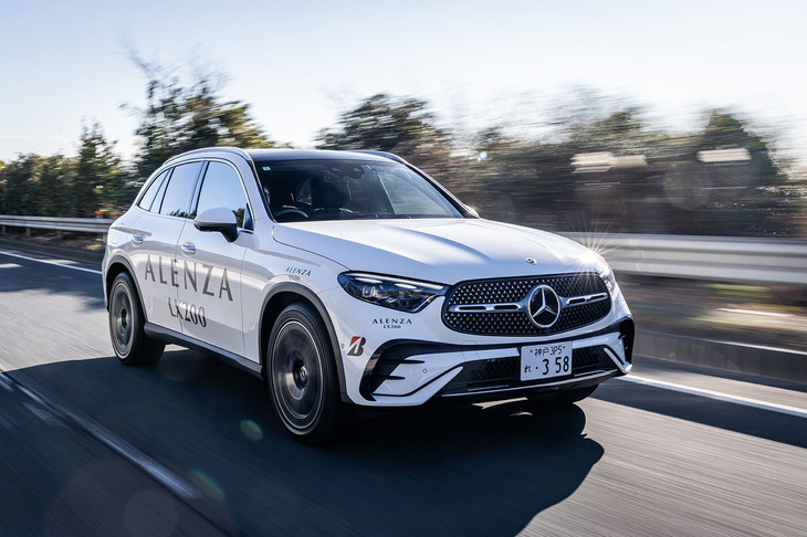 自動車専用道を行く「アレンザLX200」を装着した「メルセデス・ベンツGLC」。タイヤ自体に十分な剛性感があり、スピードを上げたときの直進安定性も申し分ない。