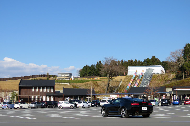 箱根越えを終え、三島スカイウォークの駐車場で一休みする「カマロSS」の図。ちなみに、三島スカイウォークとは全長400mという国内最長の人道つり橋のこと。興味のある人はぜひ。