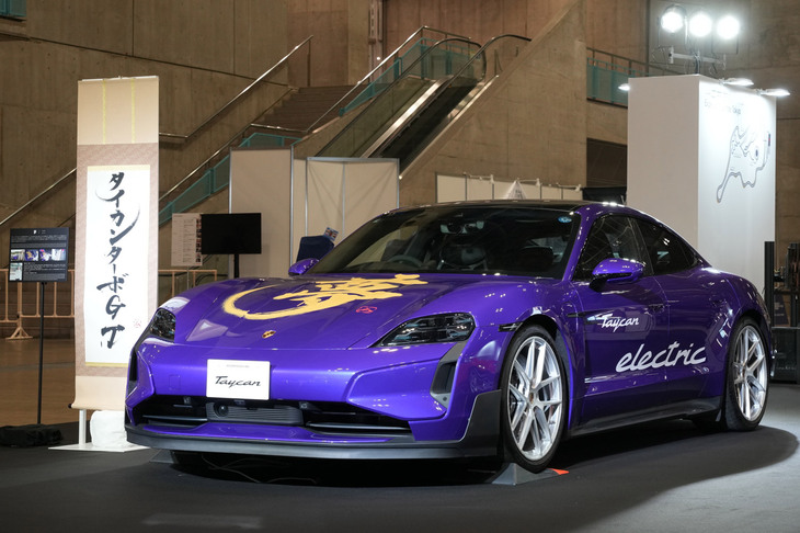 会場に飾られていた「タイカン ターボGT」。最高出力1034PS、0-100km/h加速2.3秒、最高速290km/hをうたう、泣く子も黙るハイパフォーマンスBEVだ。