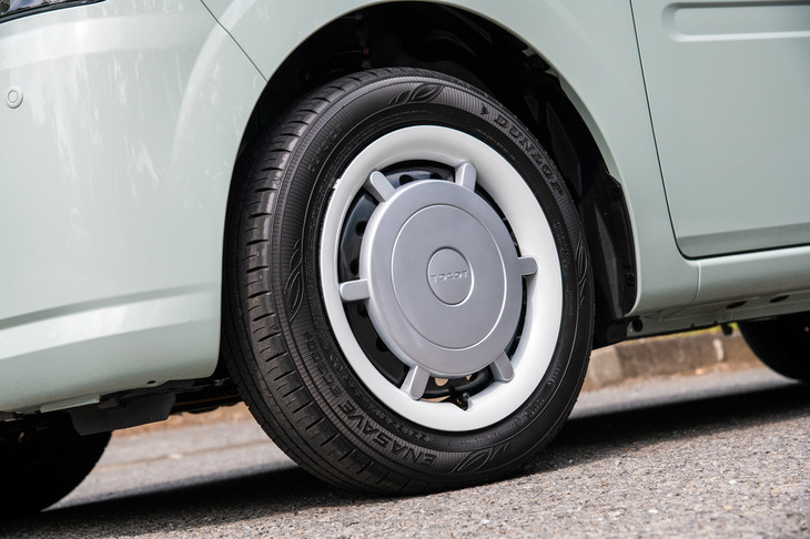 タイヤサイズは全車共通で155/65R14。ホイールはスチール製で、最上級グレードには「走行時にはリム部分がホワイトリボンのように見える」という、ユニークなツートンカラーのフルホイールキャップが装着される。