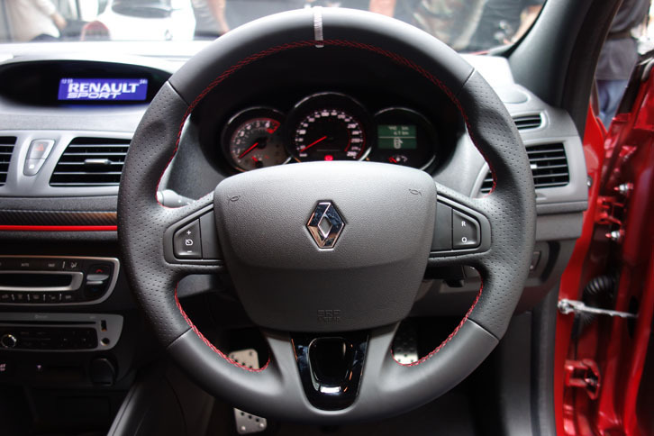 「メガーヌR.S. 273」は右ハンドルのみが設定される。