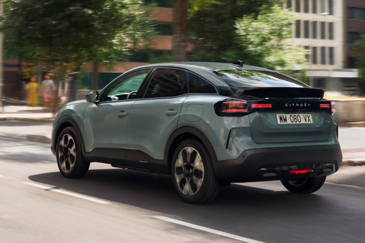 従来のダブルシェブロンを「CITROËN」のアルファベットに置き換えたエンブレムや、フロントと同様に3つのセグメントに分割された特徴的なLEDランプシグネチャーが目を引く「C4」のリアビュー。