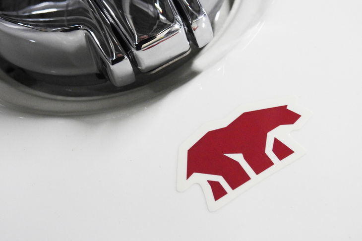 燃料タンクに描かれたクマのアイコン。車名の「BEAR（ベア）」は、米国で開かれていた往年のデザートレース「Big Bear Motorcycle Run」に由来する。