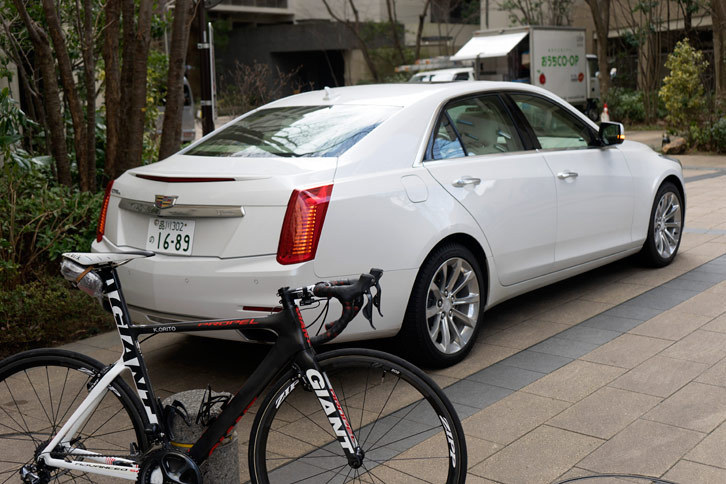 いつものロードバイクと「キャデラックCTS」。出発前のスナップショット。