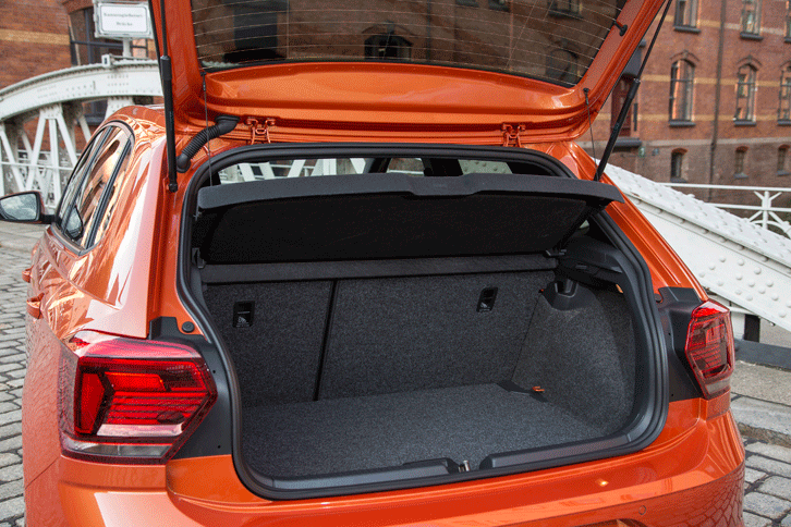 ラゲッジルームの容量は351リッターと、従来モデルより71リッター拡大している。（写真をクリックすると、シートの倒れる様子が見られます）