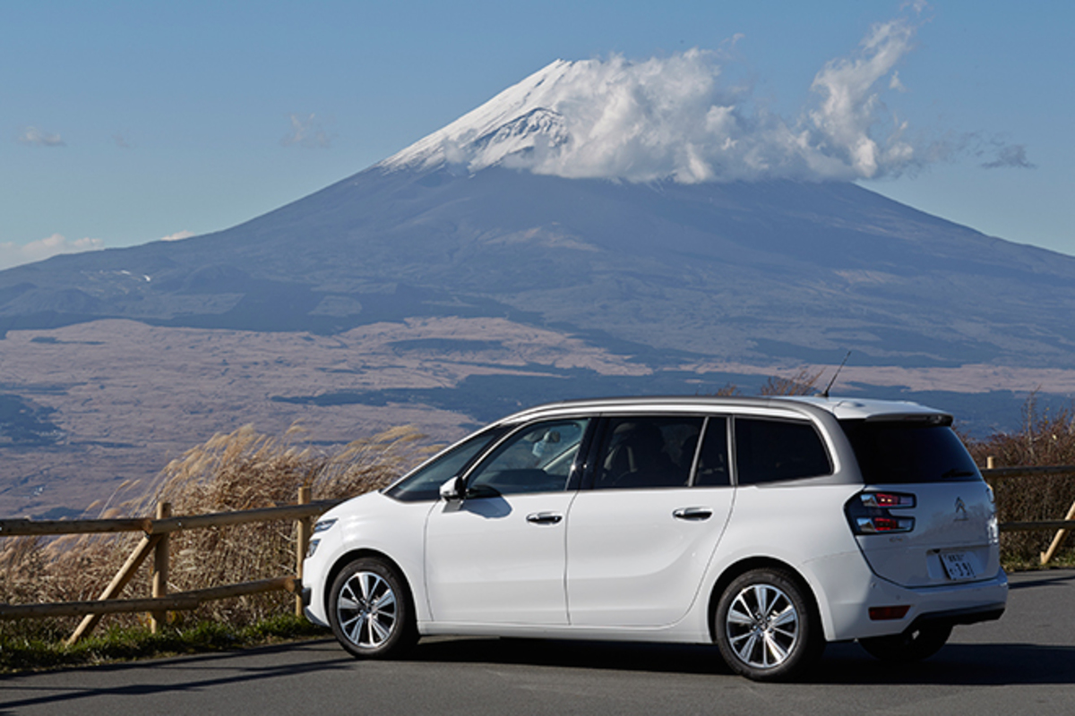 シトロエングランドc4 車中泊を楽しむ内寸サイズは 荷室容量や後部座席の内装色内装は Fourel フォーエル