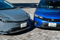 国産ハイブリッドカーの両雄、「トヨタ・プリウス」と「ホンダ・シビックe：HEV」を比較。どちらが王者かはっきりさせるべく、土俵の真ん中でぶつかり合った！（※接触はしていません）