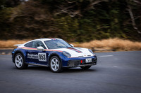 「911ダカール」はサスペンションのストロークが豊かで、ちょっとした段差でも少し大げさに上下動する。市街地の交差点を曲がるくらいでもゆったりロールするなど、911の標準仕様とは異なった走行フィーリングが味わえる。