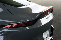 上方へ大きく跳ね上がったデッキリッド。ボディー上方を流れる空気を利用してダウンフォースを発生させ、走行安定性を高める機能を持つ。