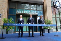 テープカットに臨む（写真左から順に）辻 慎吾 森ビル代表取締役社長、ヨッヘン・ゴラーBMWカスタマーブランドセールス取締役、長谷川正敏BMWジャパン代表取締役社長。辻社長は祝いのあいさつとして「森ビルとBMWの付き合いは長く、両社とも“人の歓びを目指す”という点で親和性がある。今回のプロジェクトも必ずや成功すると信じています」などとコメントした。