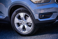 「XC40 B3モメンタム」には5スポークデザインの17インチホイール（写真）が標準で装備される。試乗車は前後235/55R18サイズの「ミシュラン・プライマシー4」タイヤを装着していた。