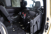 後席にはダブルフォールディング機構が備わっており、大開口のスライドドアとも相まって、3列目シートに容易にアクセスできる。