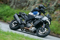 オンロードでのマナーは非常に洗練されている。乗り心地は快適で、パワートレインにも扱いづらいところはない。