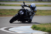 「790デューク」にはIMU（イナーシャルメジャーメントユニット）によって制御されるコーナリングABSが装備されており、走行シーンに応じて介入の度合いを調整することができる。