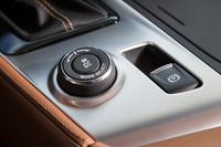 ドライブモードセレクターには、本文中の3つのモードに「ウェザー」「エコ」の2つを加えた、5つの走行モードが用意されている。