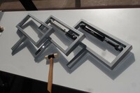 パフォーマンスダンパーの効果を体感できる音叉（おんさ）型フレーム。それぞれハンマーでたたくと微振動が生じるのだが、ダンパーを組み込んだもの（写真右端）では即座に振動が消失する。