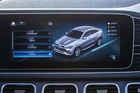 コーナリング時に車体をイン側に傾斜させる制御は、サスペンションを「カーブ」モードに設定した時に作動する。